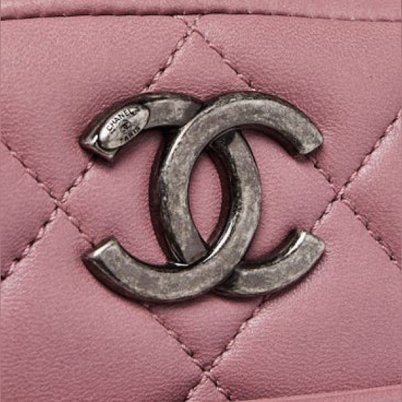 CHANEL Mauve Quilted Shoulder Bag with Silver Logo - Picture 10 of 16
